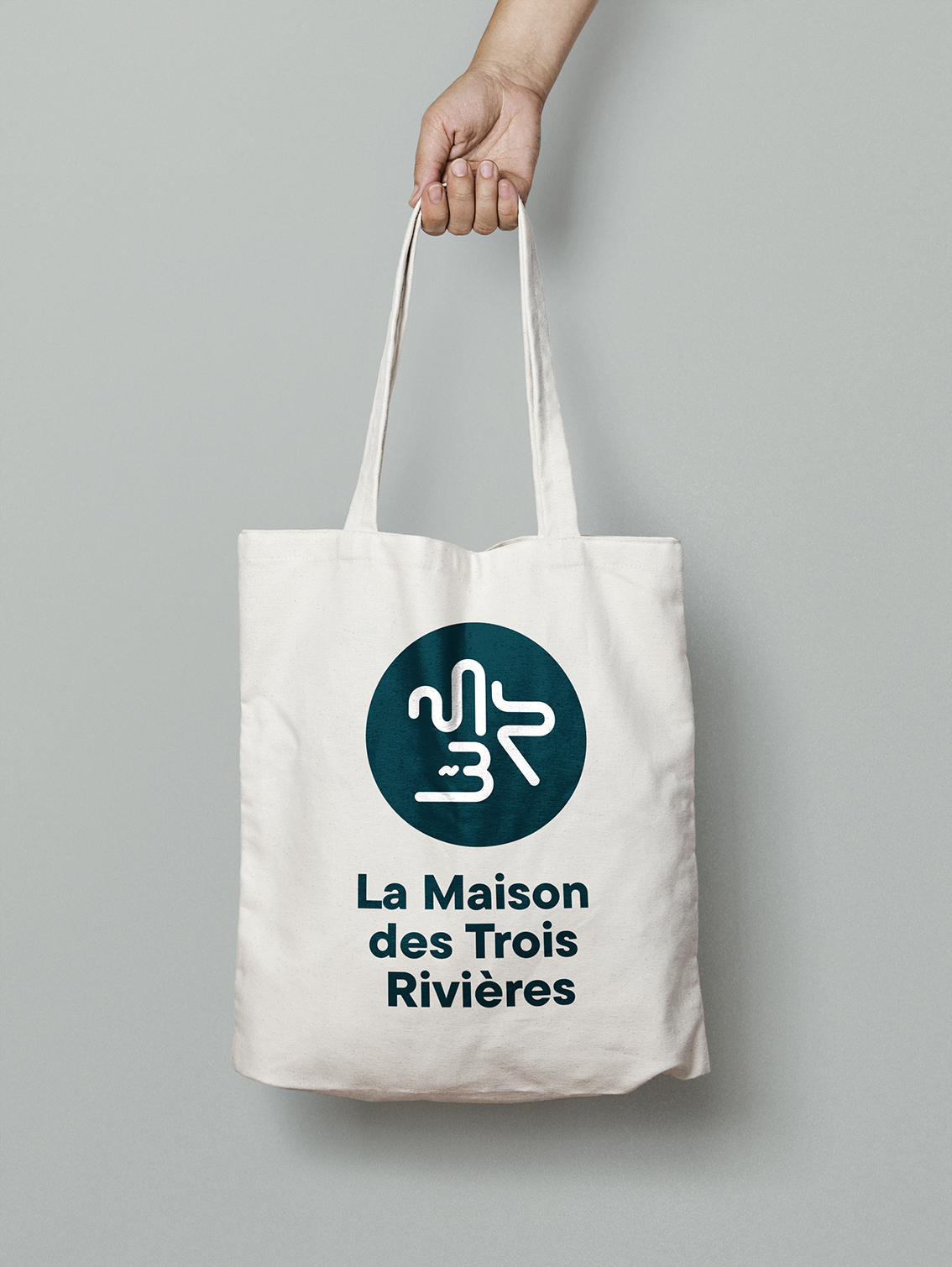 Et au milieu coulent Trois Rivières